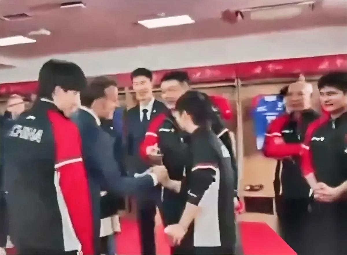 马克龙追着莎莎打？总统亲自下场求对战！马克龙访华时，一门心思就想和莎莎打