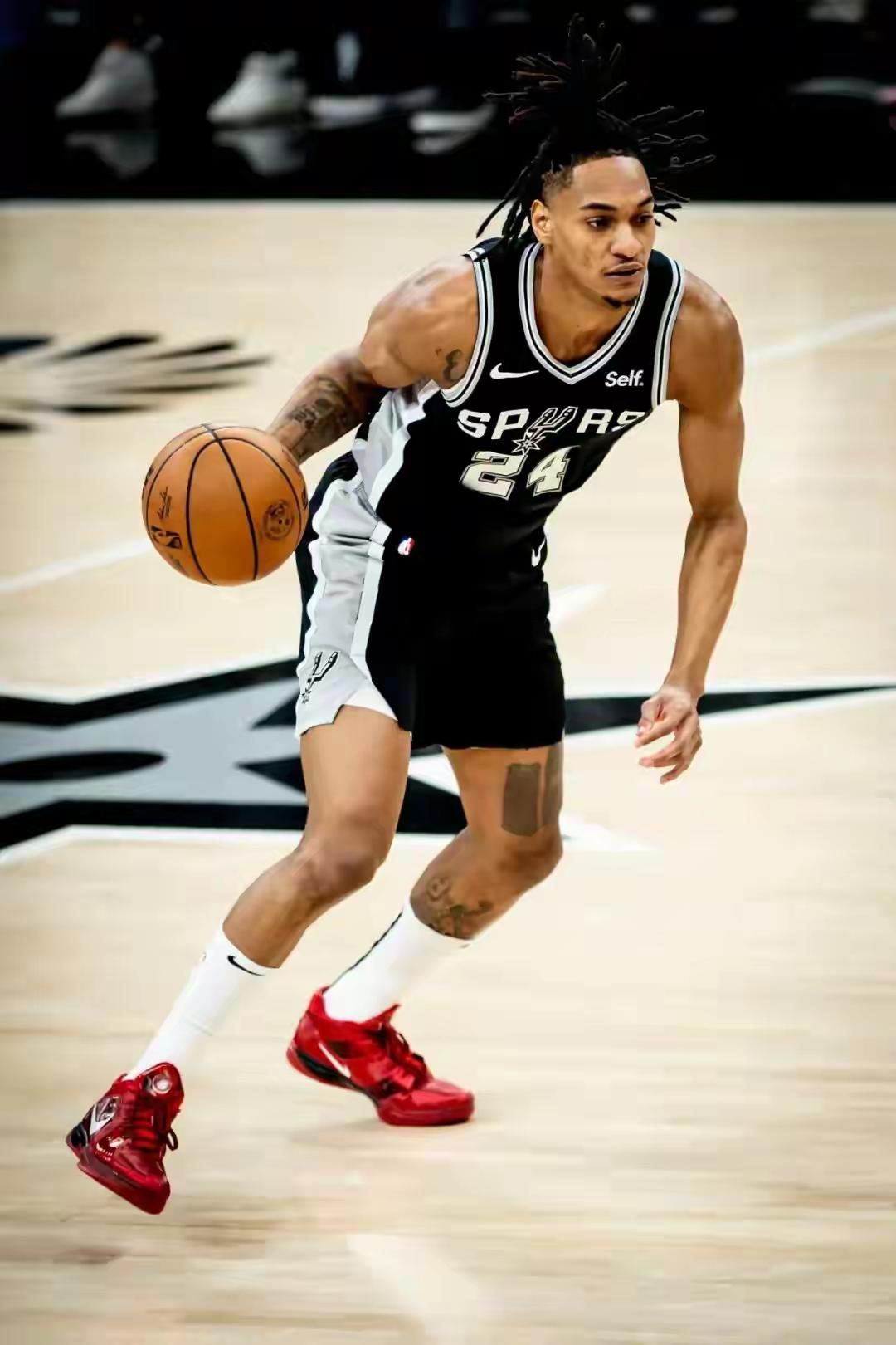 说一个关于勇士马刺的双赢交易！！交易主体:库明加～瓦塞尔交易前提:勇士缺