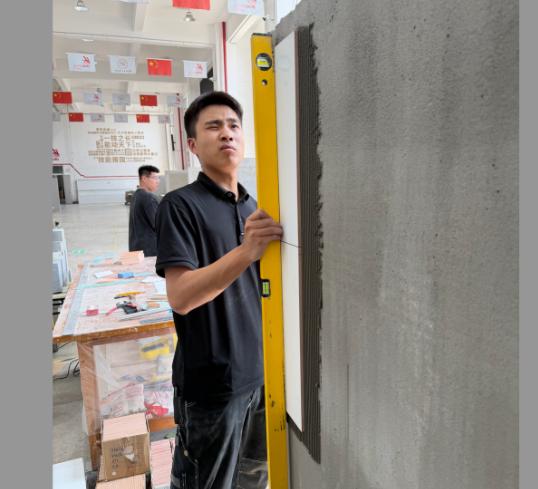 一个县城男孩，7年时间，把瓷砖贴成了世界第一。 9月27日，22岁的傅宇豪在