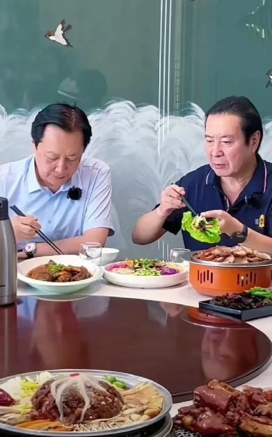 电视上看着一般般，真人巨帅。[捂脸哭][捂脸哭][捂脸哭]