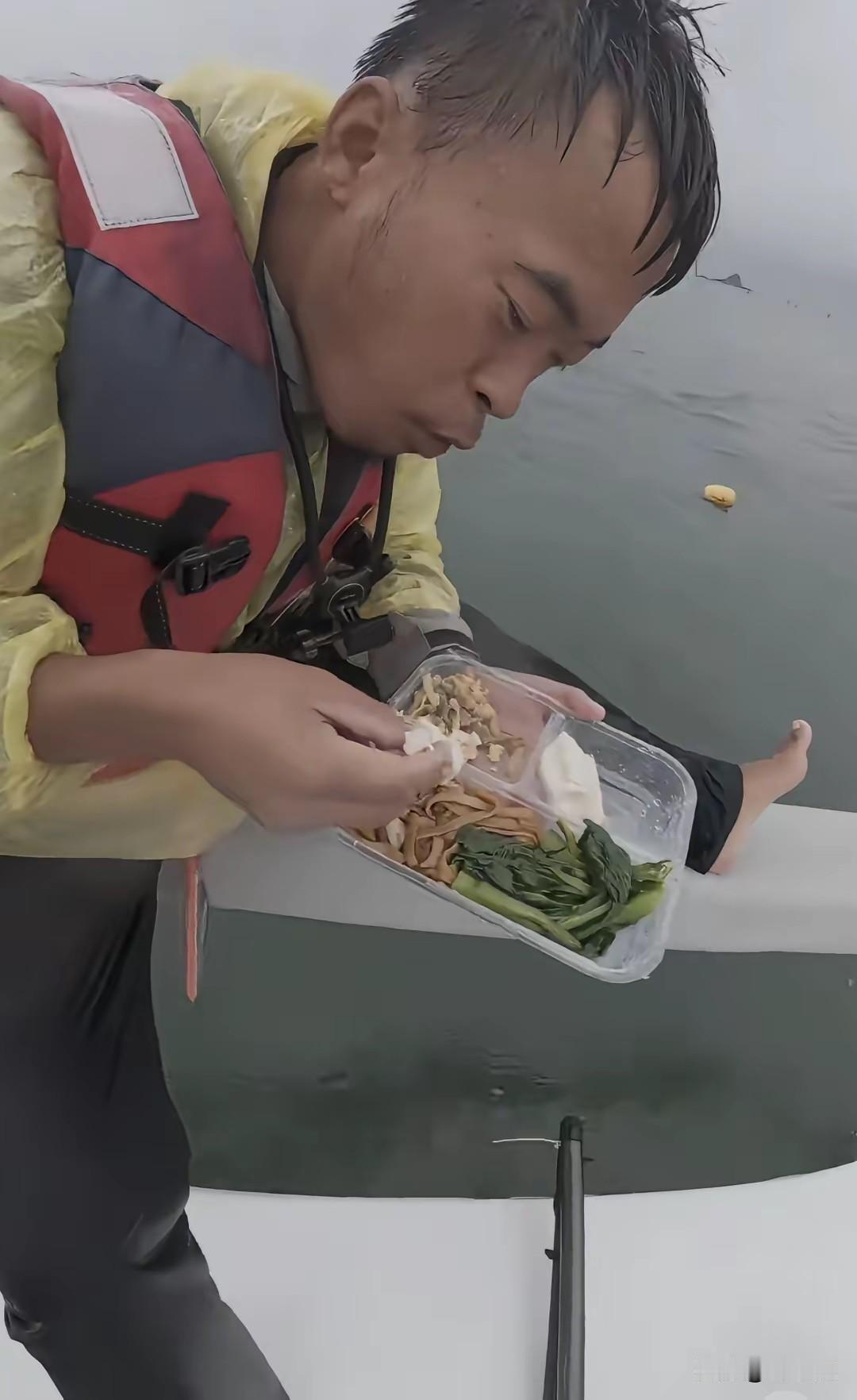 大家还记得当年那个对知识充满渴望的小男孩吗？如今他已经长大了。只可惜他没有坚持学