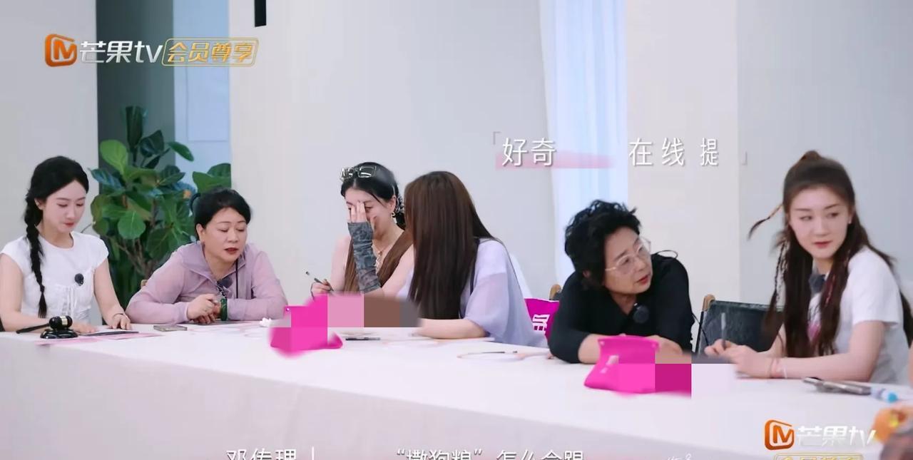 邓传理太可爱了黄圣依妈妈（邓传理)一本正经的问:“撒狗粮怎么会跟爱情有关系呢？