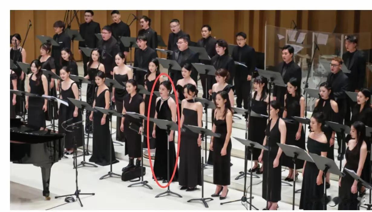 成都合唱团被白嫖女带火。合唱团主唱需要购买演出服，她问商家能免费送两套礼服吗？