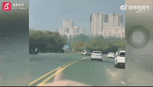 驾驶“老头乐”担心的事情发生了。河北，石家庄。一辆“老头乐”撞上了劳斯莱斯。即