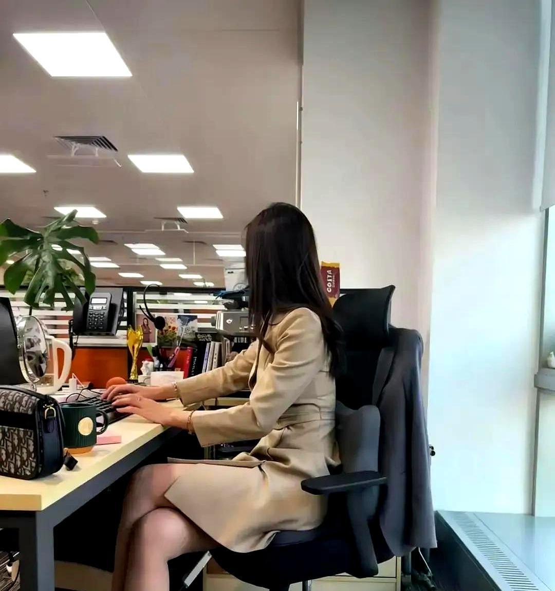 地铁门一夹，丝袜秒裂她低头三秒，从托特侧袋抽出新袜，30秒套好。全程没蹲，