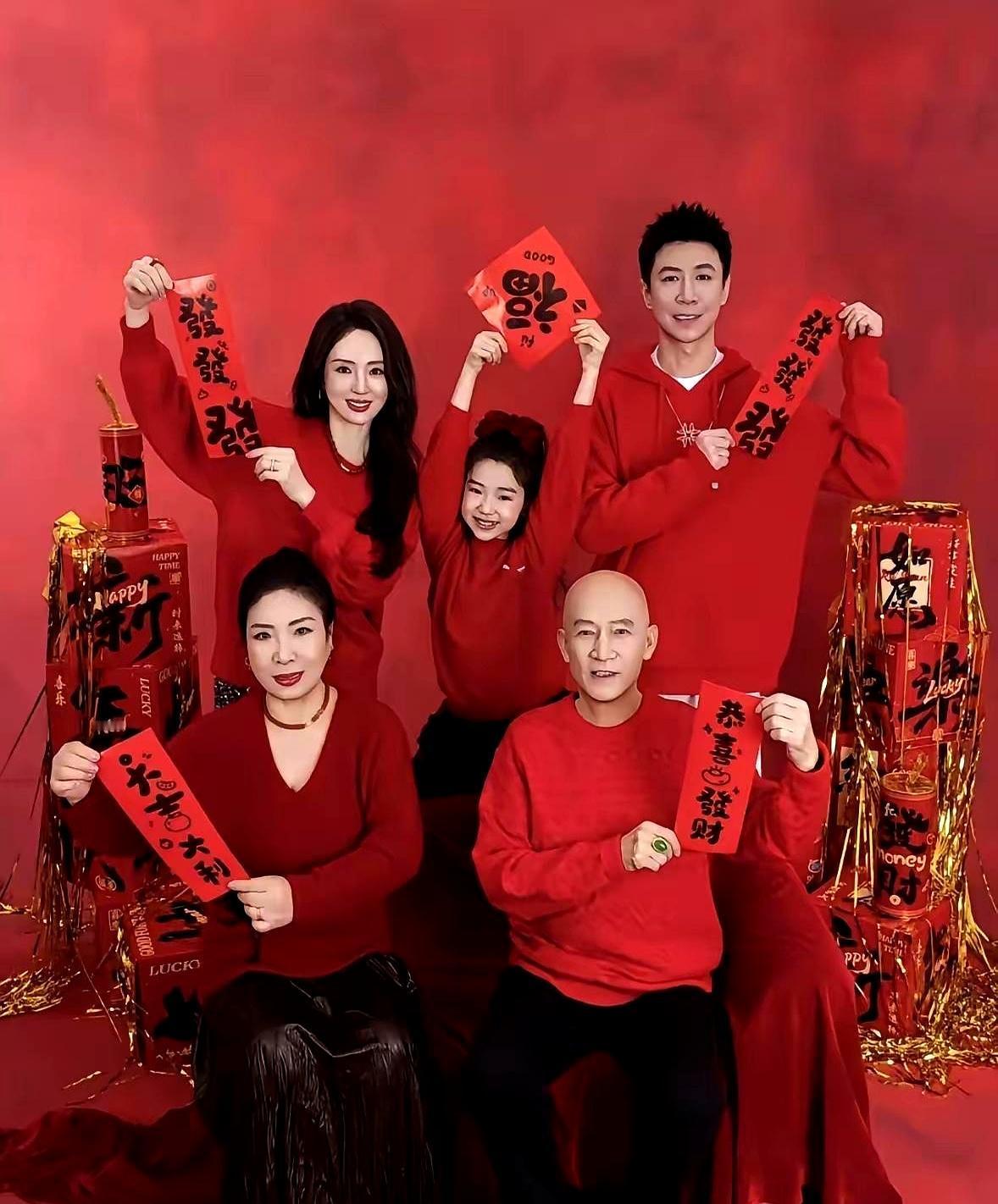 你敢信？董璇张维伊是分居再婚！春节全家福里，小酒窝主动牵的是他的手！当初董