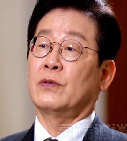 实话难说！李在明真是狠人，在访华时将韩国的尴尬处境说了出来。 近期他在中国面