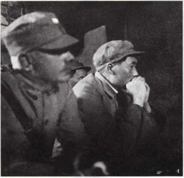 🍁这是毛主席与白求恩仅存的唯一合影，1938年5月摄于延安凤凰山窑洞，而且拍照