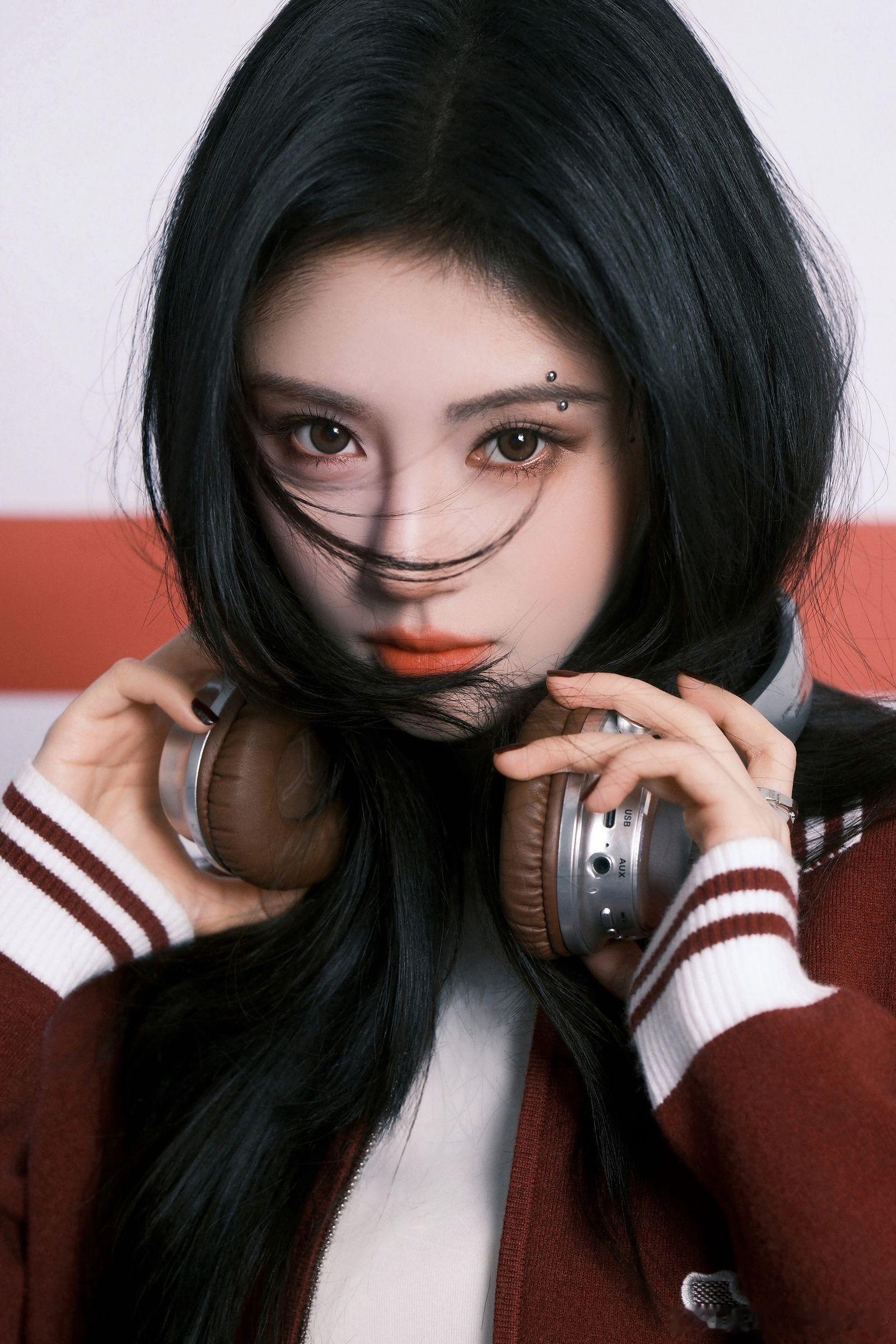 鞠婧祎鞠婧祎解锁眉钉新造型！金属眉钉点缀眉骨，冷调妆造碰撞黑长卷，甜妹秒变清冷