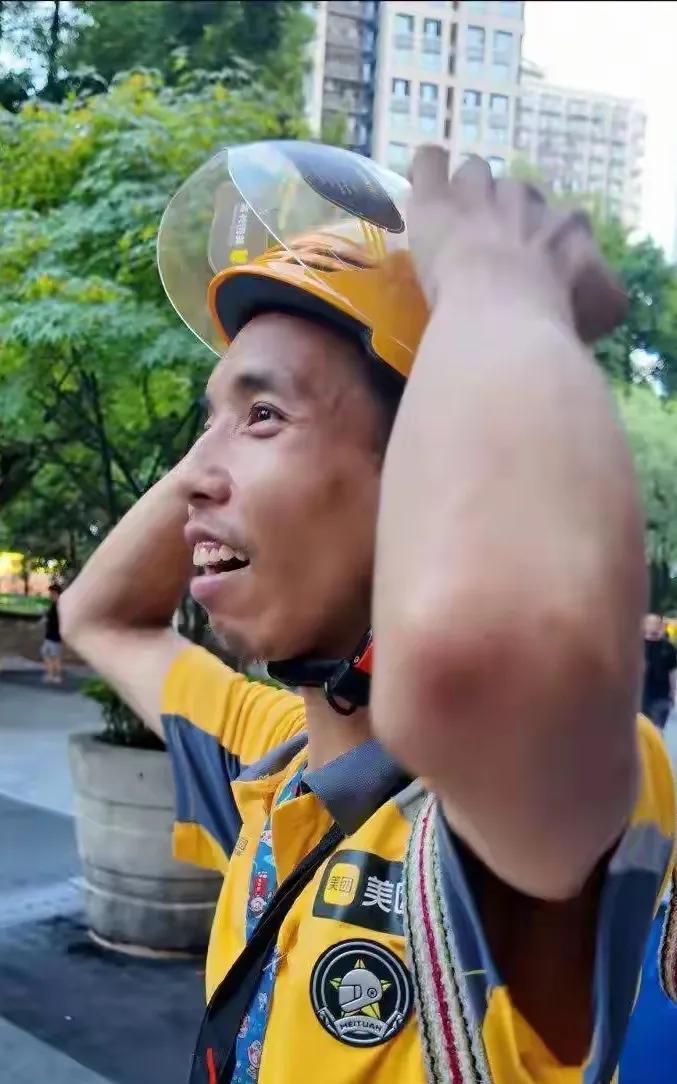 别人送外卖，骑的是电摩，拼的是速度，他却凭借双腿与别人抢单跑外卖。患有小儿麻痹