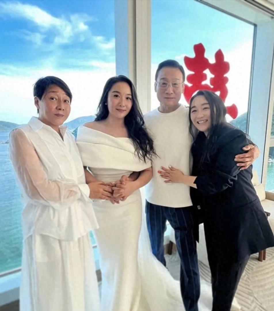 67岁影帝梁家辉铜锣湾逛街：褪去光环，尽享烟火人间在华语影坛熠熠生辉多年、早已
