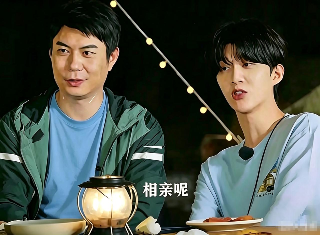 金晨：“平时喜欢很多人一起，还是就是……”艾伦：“我不太社交。”金晨紧张