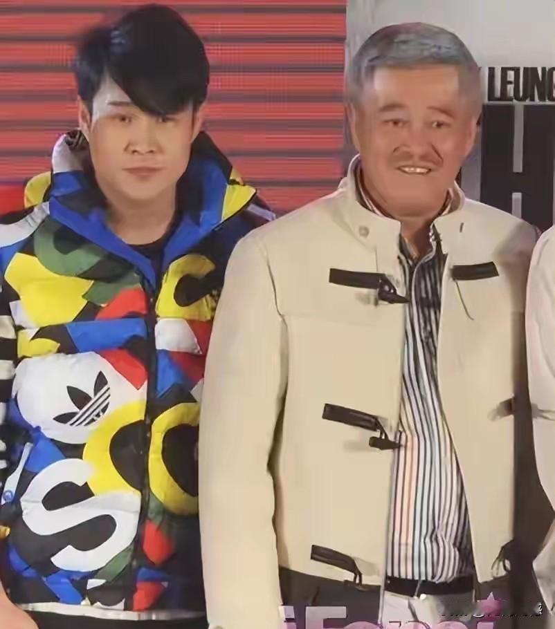 赵本山老师这几年衰老的比较厉害，看他当年和小沈阳的这张合影，那时候感觉虽然头发是