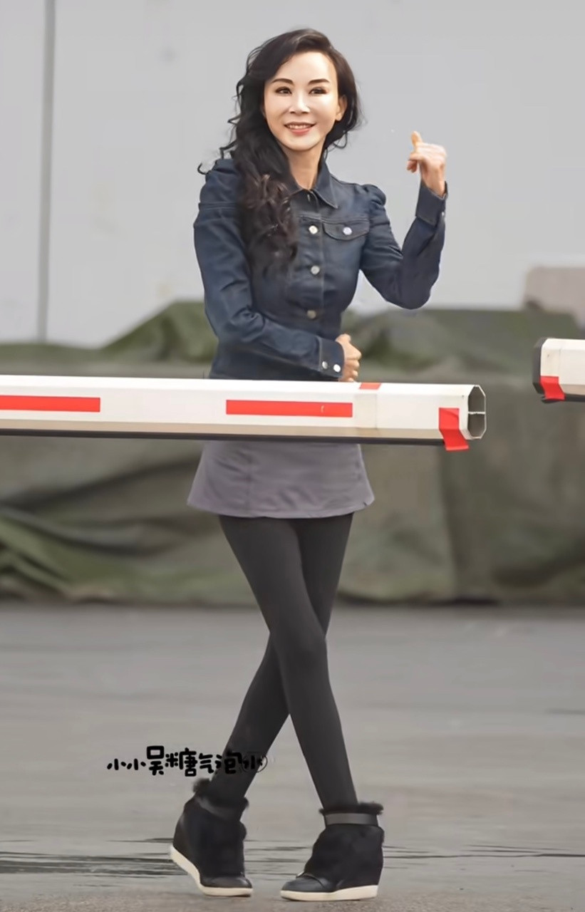 萧蔷58岁身材萧蔷的身材也太好了叭！手臂好纤细啊，这保养的也太完美了！萧蔷58岁