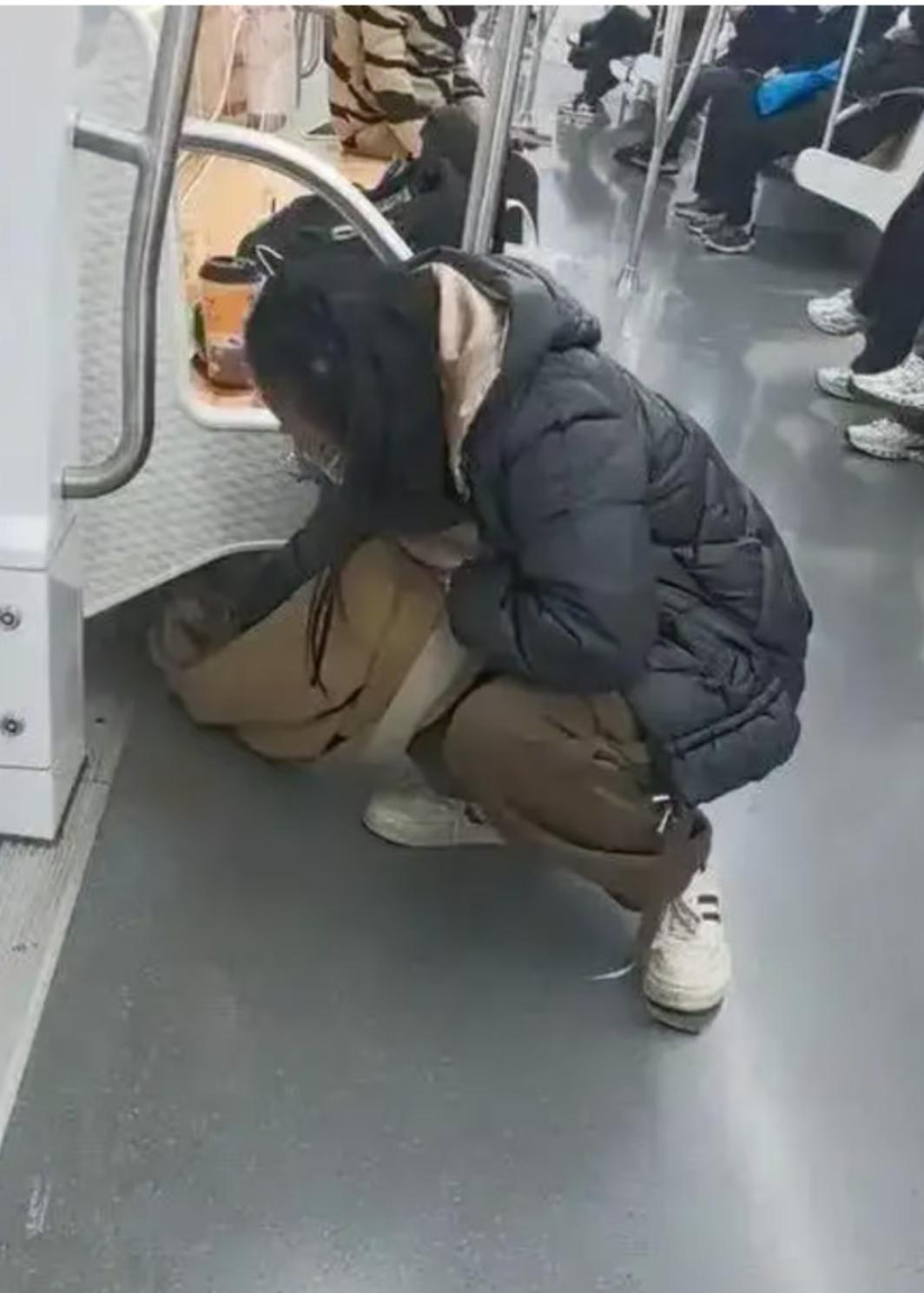 12月3日中午，苏州地铁11号线正平稳行驶在昆山段。车厢里，一声轻微的