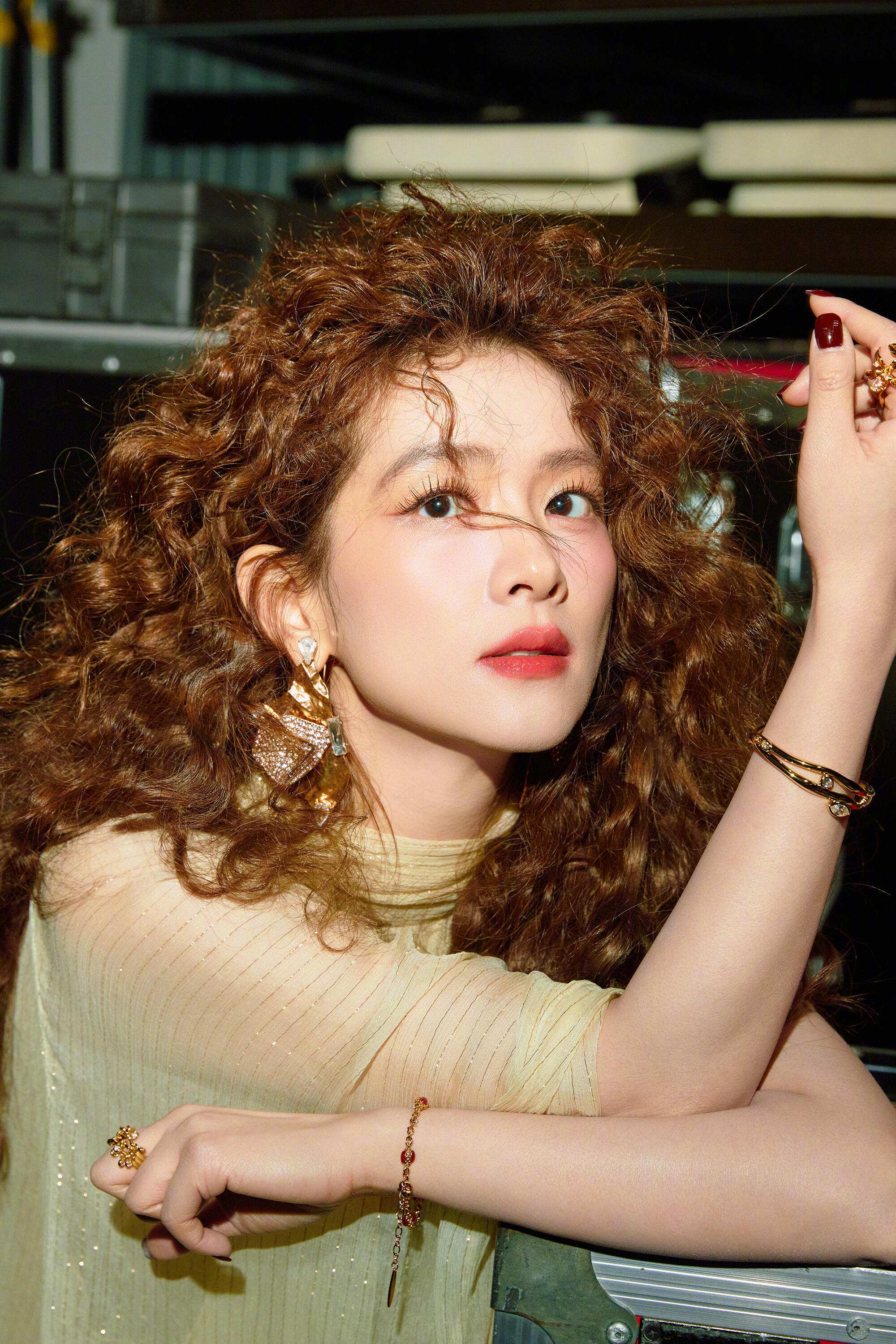 陈昊宇和羊毛卷简直是绝配陈昊宇惊喜现身万妮达厦门演唱会，身着条纹荷叶边纱裙搭配J