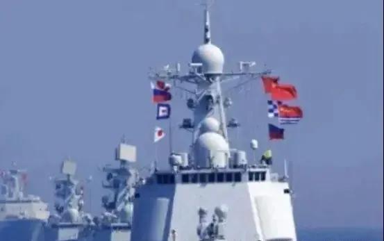这船太可疑，装备关得严严实实，一看就想偷偷摸摸进我国海域。海警一看就是行家，直接