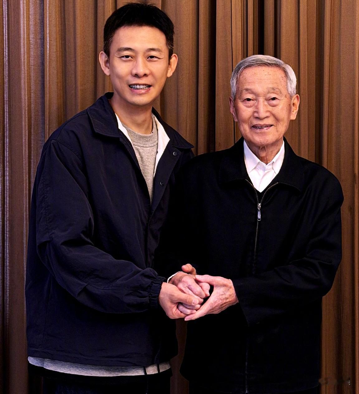 张译，发文致敬！10月1号国庆节，张译发了篇致敬长文，还配了张跟一位白发老人的合影，引发关注。照片里
