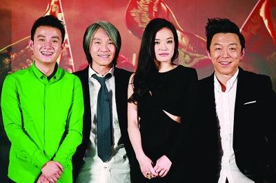 一张照片，两个看点。大家都穿黑衣服，就文章穿大绿。大家都在笑，只有舒淇不笑。又看