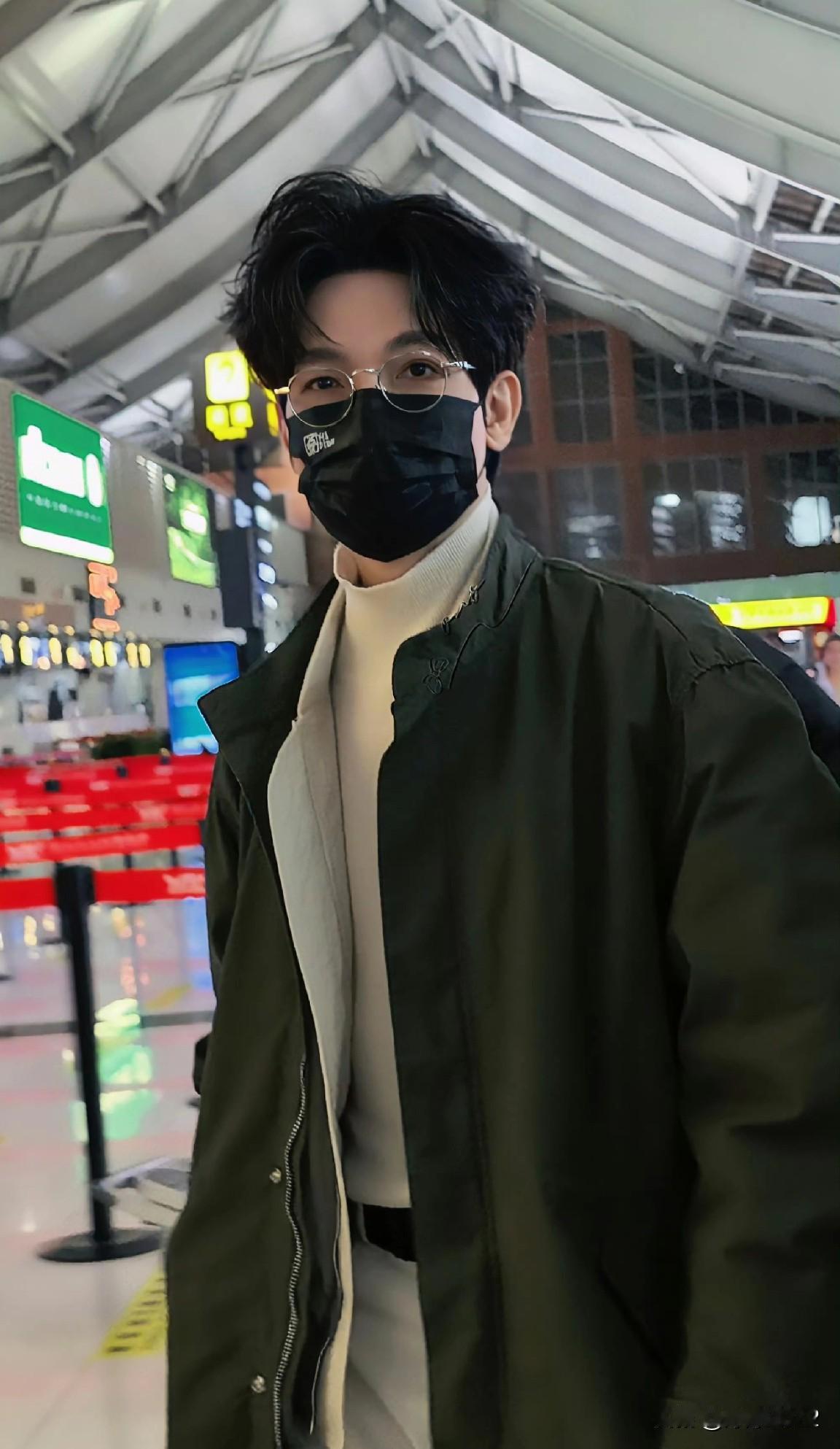 陈楚生，马不停蹄，从云南飞回北京啦！这几天的机场秀，都是长款穿搭，今天