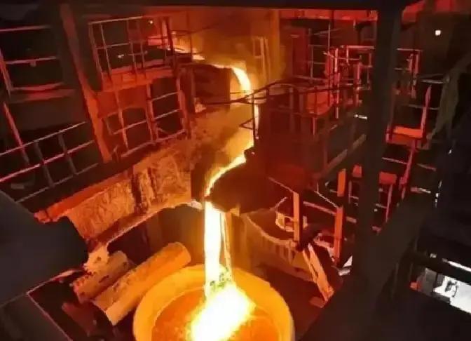 2022年，一名25岁的瑞士电工失足掉进了一个720°C的熔炉，熔化的金属瞬间没
