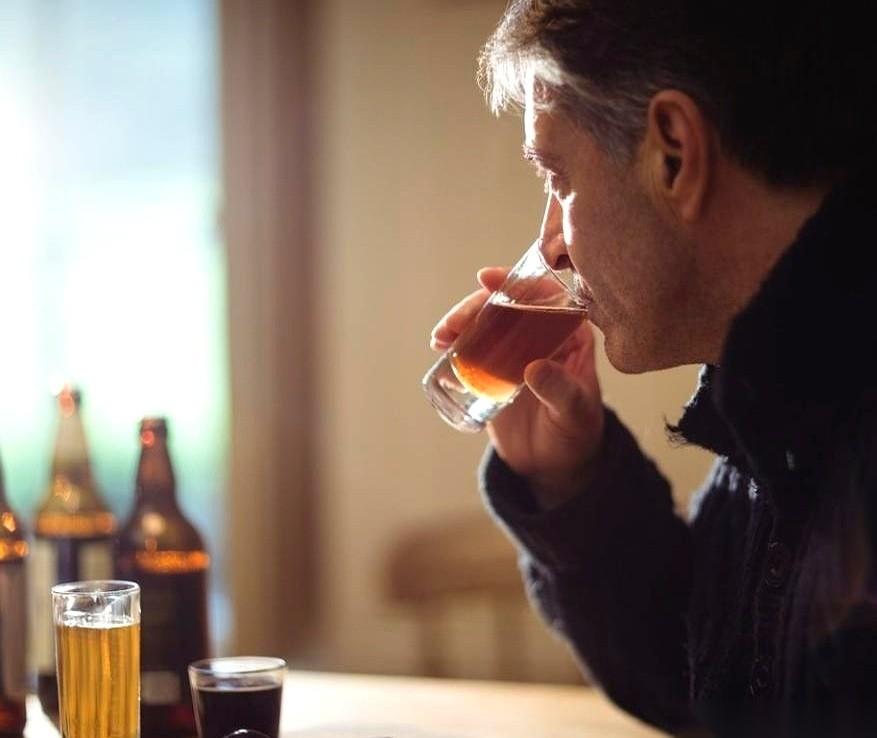 别再拍着肚子，得意洋洋地说那是你的“啤酒肚”了。还有，别再以为眼睛发黄只是没睡