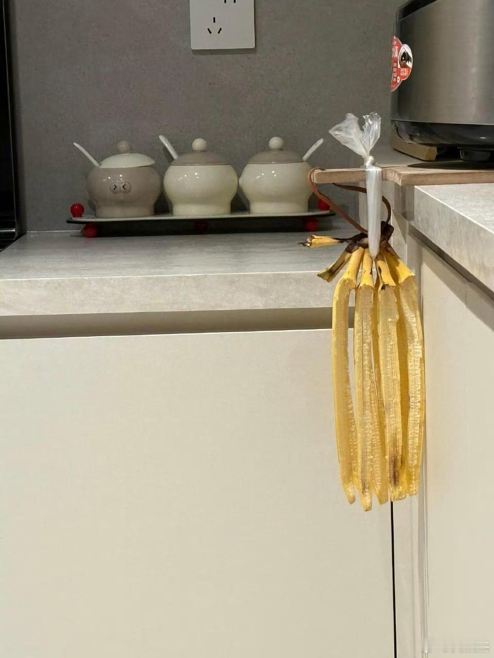 香蕉挂在阳台才会让它有种还在生长的效果，挂在厨房没阳光不行的。