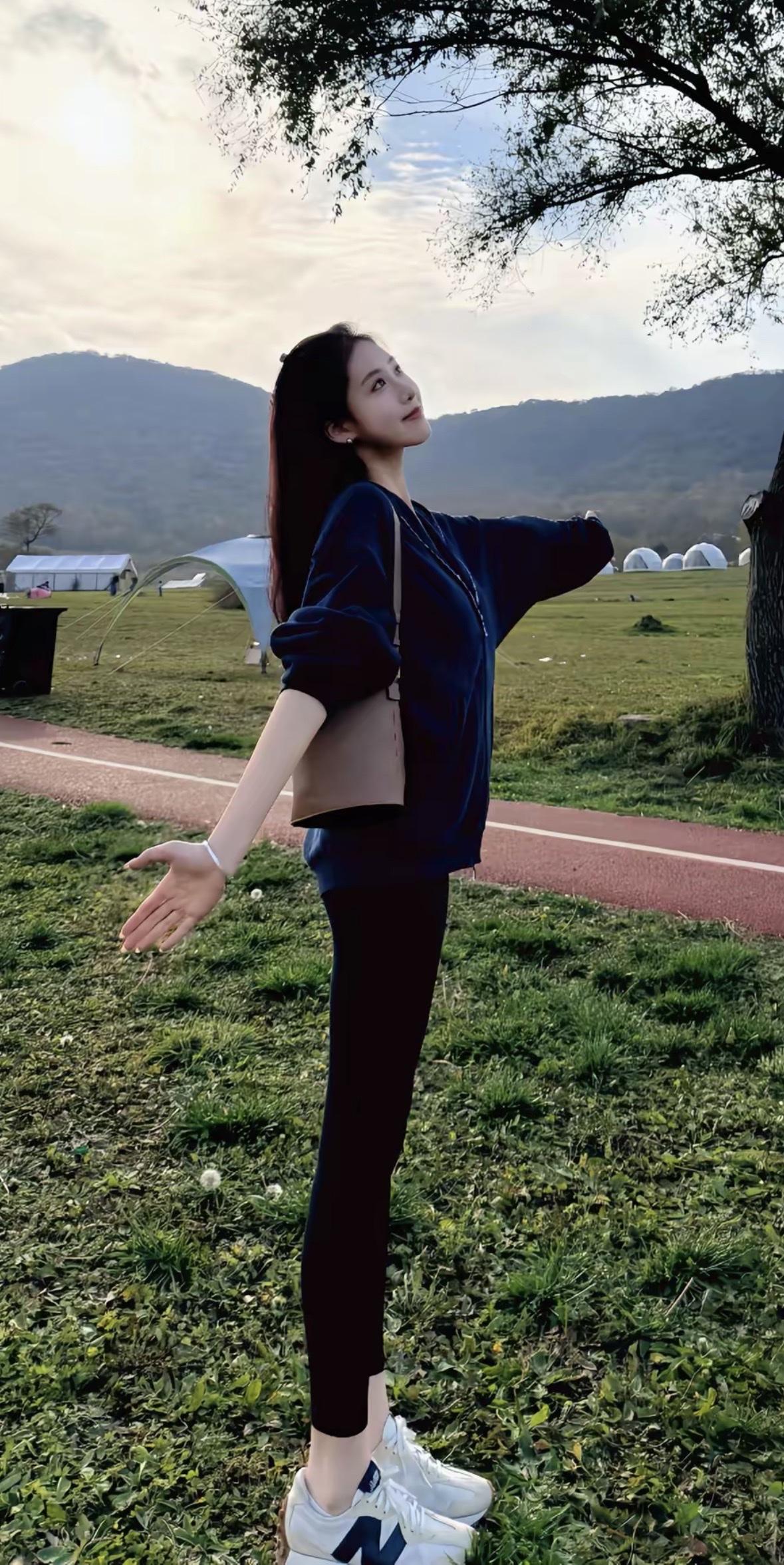 在山野间拥抱自然，简直是逃离城市喧嚣的绝妙选择。就像我上周和家人去的那个藏在群山