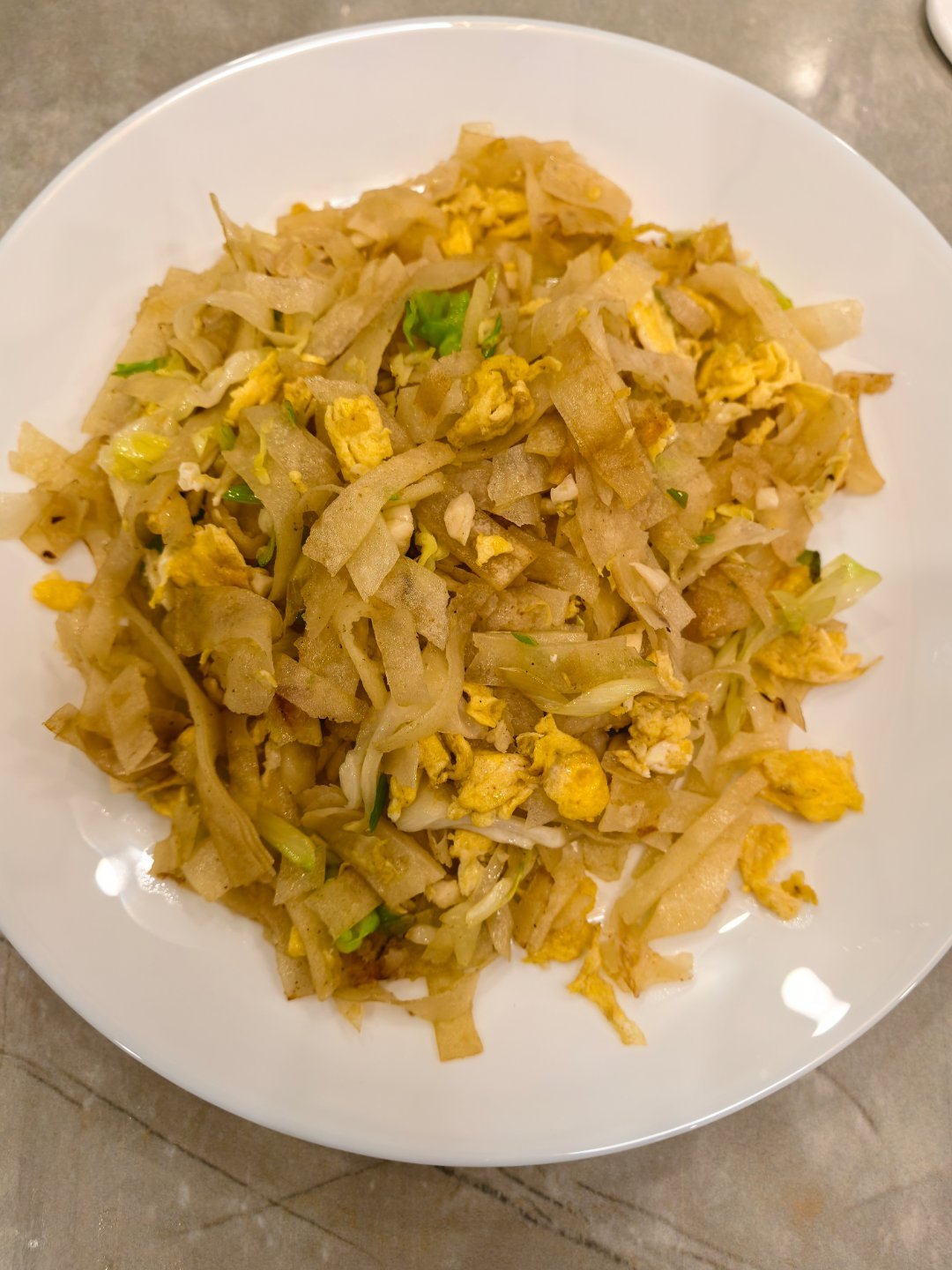 昨天剩下的饼有些硬，放个鸡蛋炒一下吧
