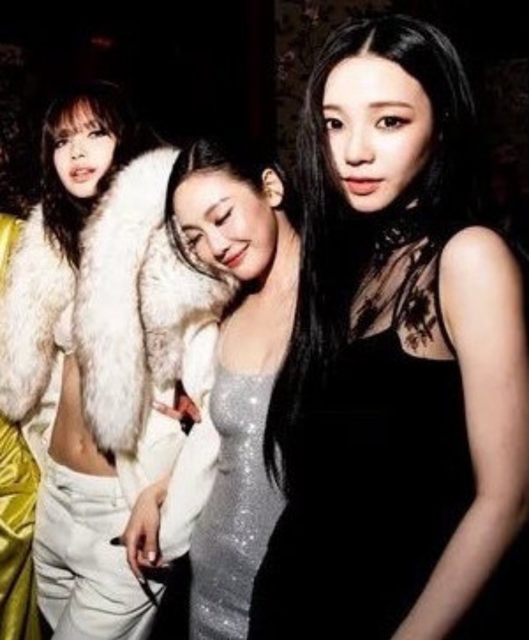 Lisa宁艺卓柳智敏晚宴同框Prada的优雅、Gucci的冷艳与RobertW
