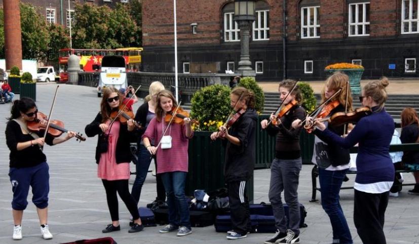 很多人总觉得北欧人是“锦鲤附体”，靠着人少地多和家里有矿才能躺赢。其实大家
