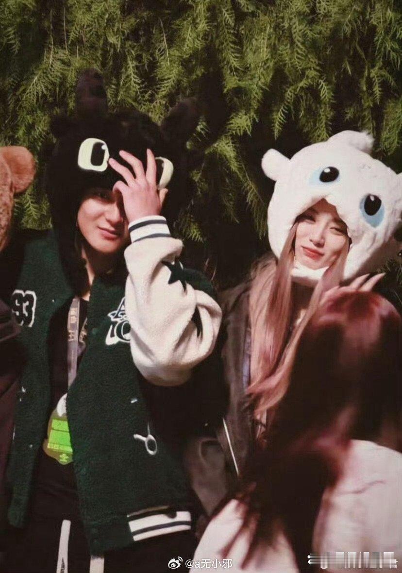 黄子韬徐艺洋戴了无牙仔情侣头套黄子韬徐艺洋戴了无牙仔情侣头套，网友：真夫妻就是好