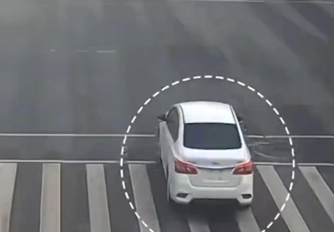 胆大妄为、横冲直撞！开着没有牌照的车子，竟然连闯了3个红灯！前不久，湖北荆州一