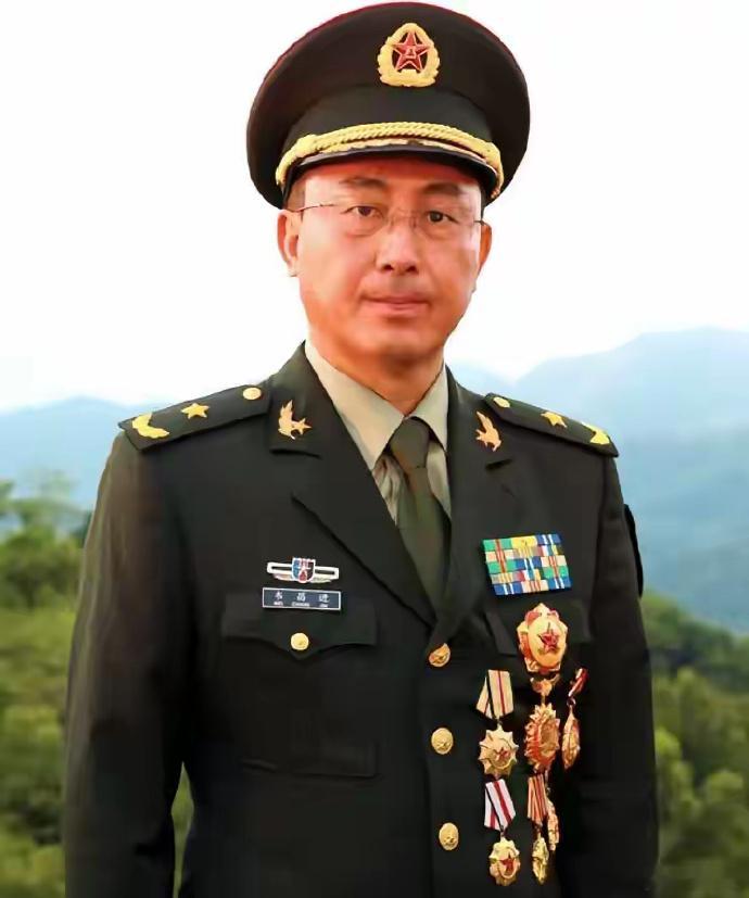 这个一等功，堪称战神！你不服不行。年仅20岁，战友全部牺牲，弹片击中左眼，穿透右胸，全身22处负伤。