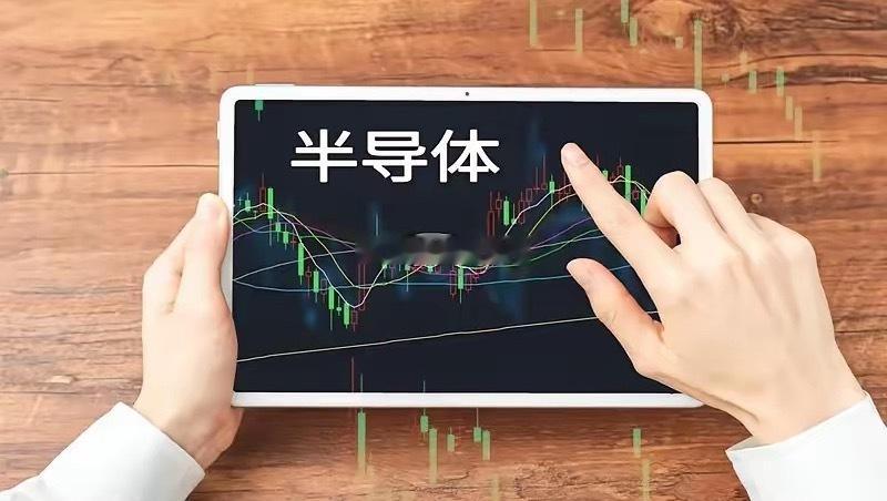 晚间美股三大指数全线上涨，那斯达克涨幅超1.3%，半导体指数继续上涨，AI硬件板