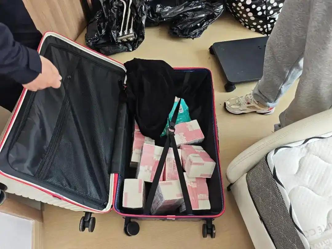 谁能想到，收拾个出租屋，居然能收拾出整整一百万现金？杭州余杭的颜先生，差点以为自