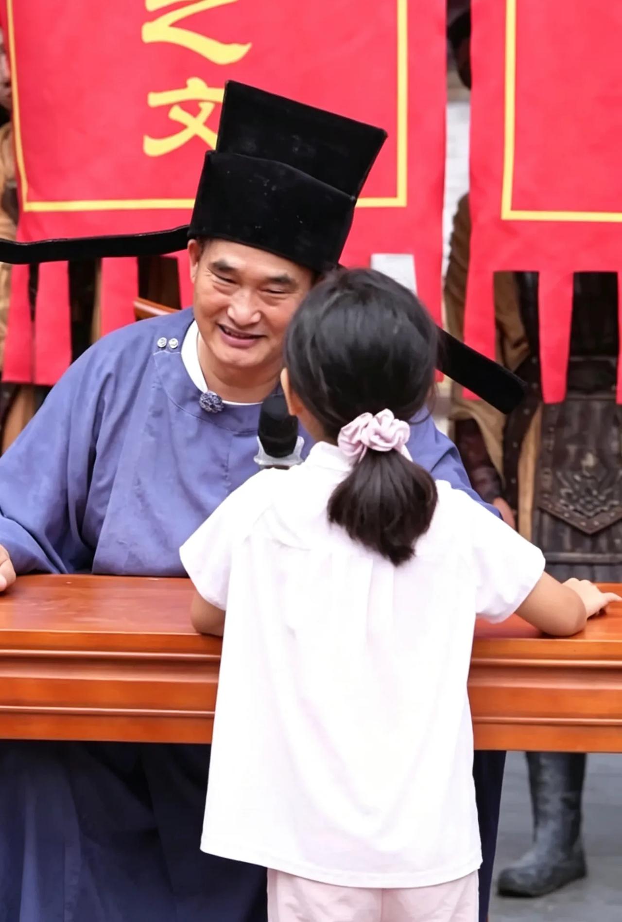 大衣哥小学二年级未毕业，登台扮演古代县令｜你觉得合适吗？大衣哥一身官袍亮相景