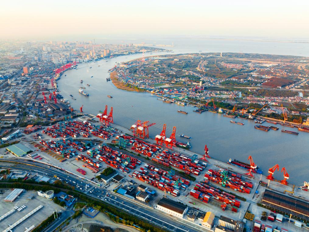 去年特朗普把对华关税拉到145%，不少企业以为“中国+1”是出路。结果一年半后，