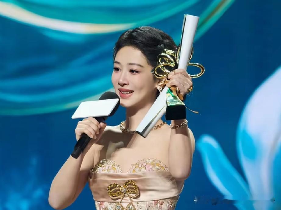 杨紫荣获上海白玉兰最佳女演员奖后，她父母的信息也被网友扒了出来。杨紫的父母并非此