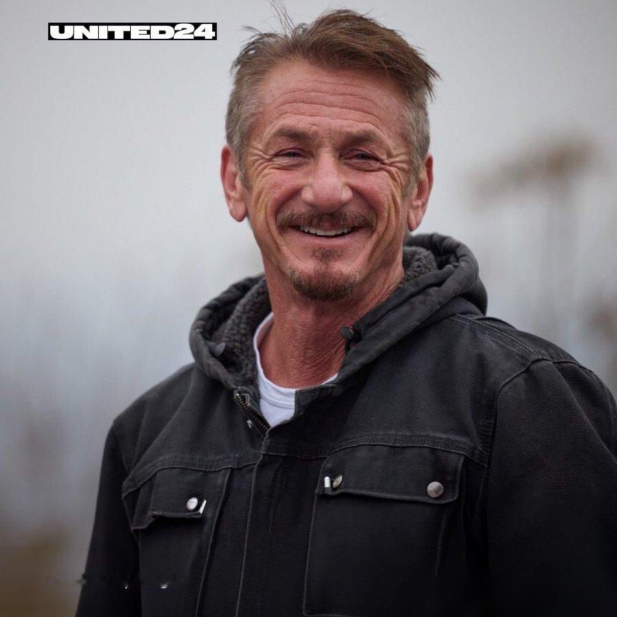 刚拿第三座奥斯卡的狠角色，居然蹲在基辅街头抽香烟！前天奥斯卡颁奖礼，他凭《一