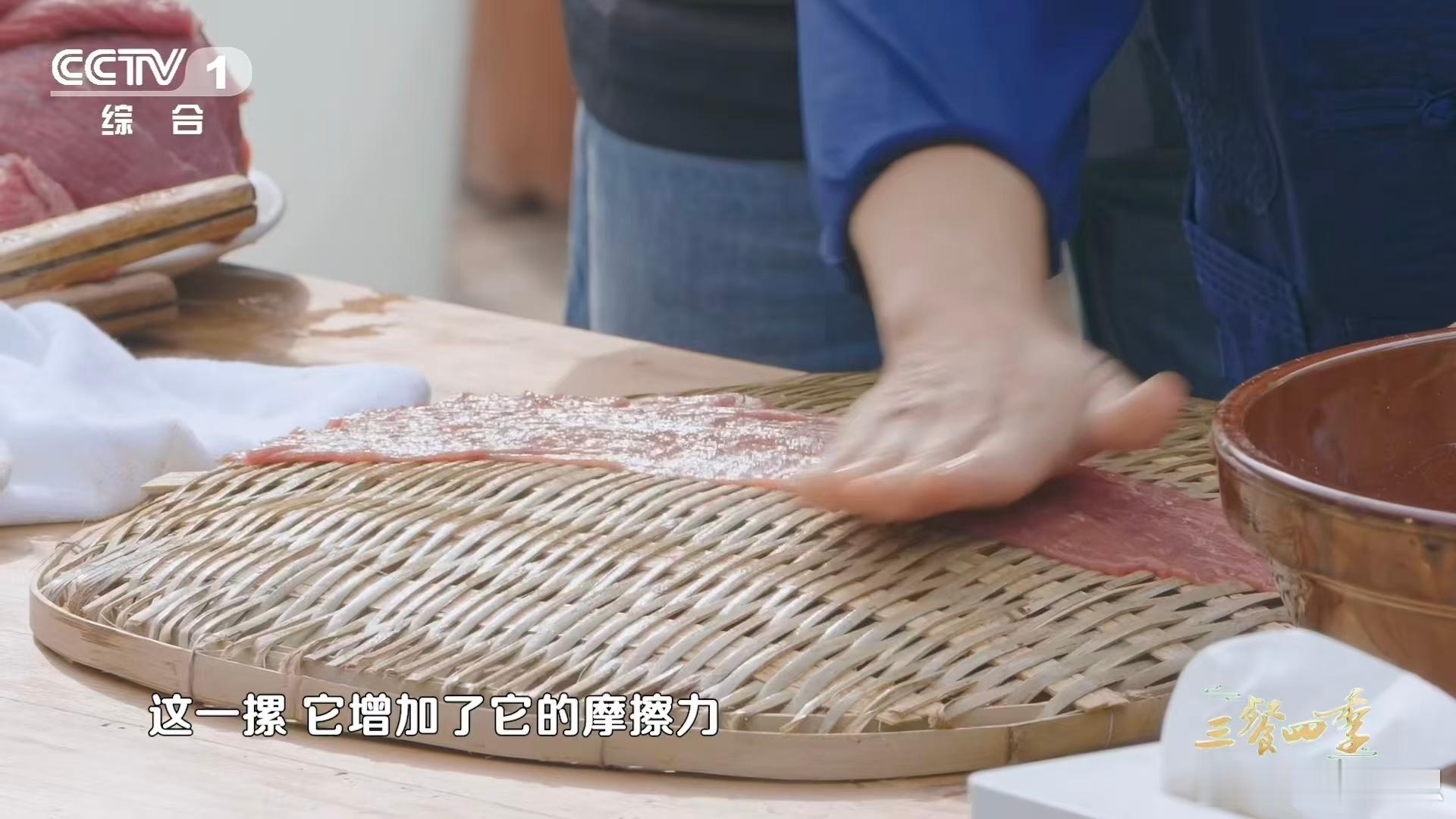 薄可透光的牛肉是怎么做到的成就薄可透光，需过三关：刀工关，片薄如纸；腌制关，香