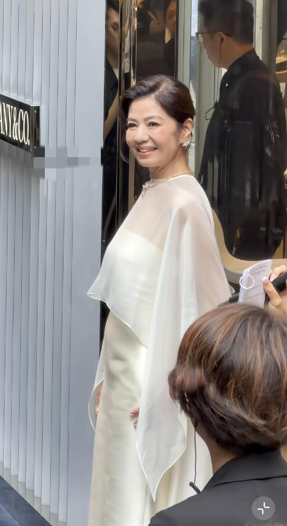 6月2日，钟楚红穿一身白衣服在香港铜锣湾参加活动，路人镜头下侧面看她，真是老态龙