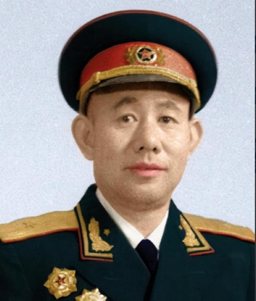 1951年，一群志愿军在撤退时，猛然发现眼前狭隘的山谷中，竟出现了成千上万个美军