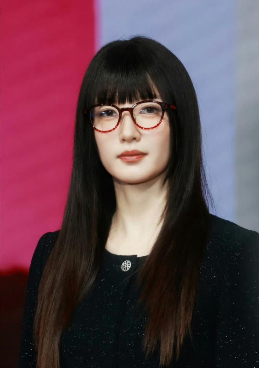 江疏影的这套造型出圈了不过不是美出圈，而是“争议”出圈有网友说她像嫁不出去的