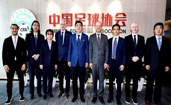 别光听他们说了什么，要看他们做了什么。国际足联秘书长马蒂亚斯和温格来北京，跟