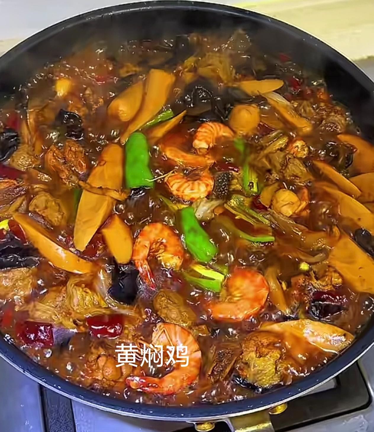 我姐厨艺真的没得说，一道道夏日家常菜看着超有食欲。荤素搭配得当，口味清爽不油