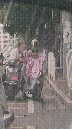 这这大白天的…说多尴尬就有多尴尬呀…