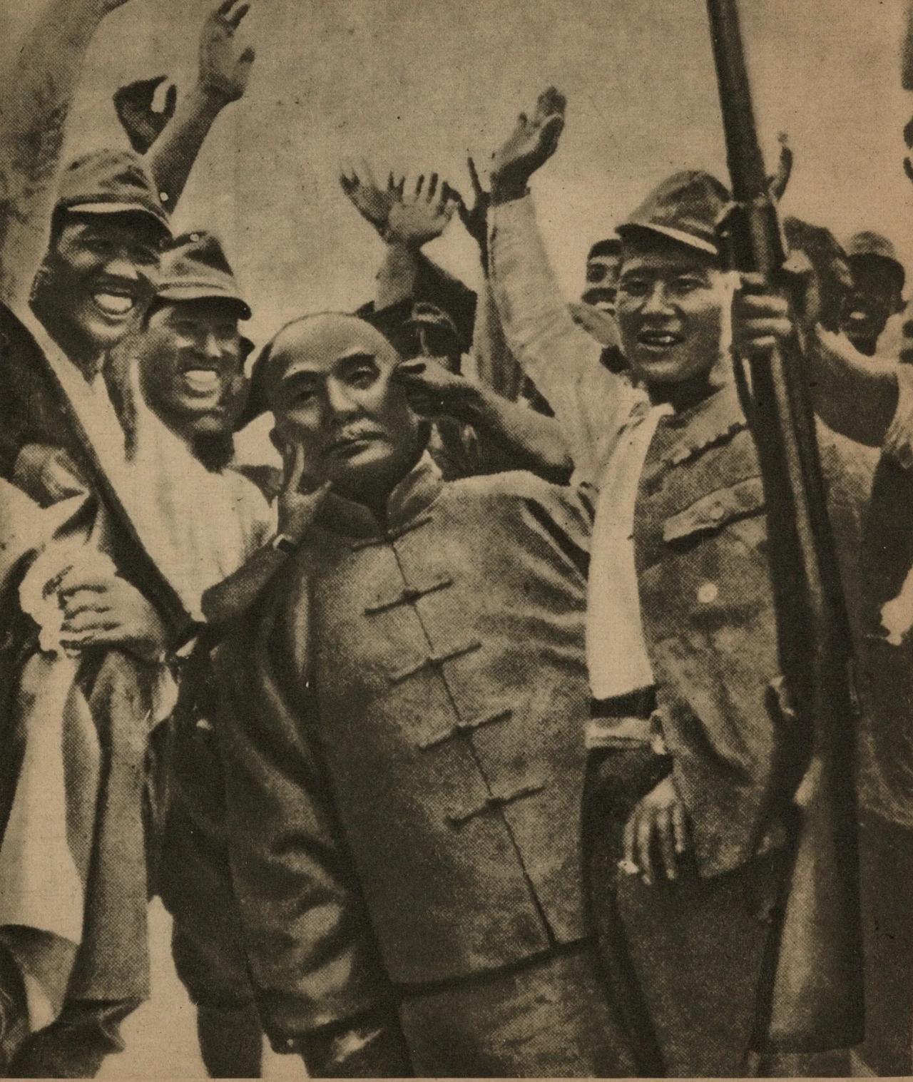1937年，几个鬼子在上海北站广场上羞辱国父像时拍下的。他们神态嚣张，面对镜头笑