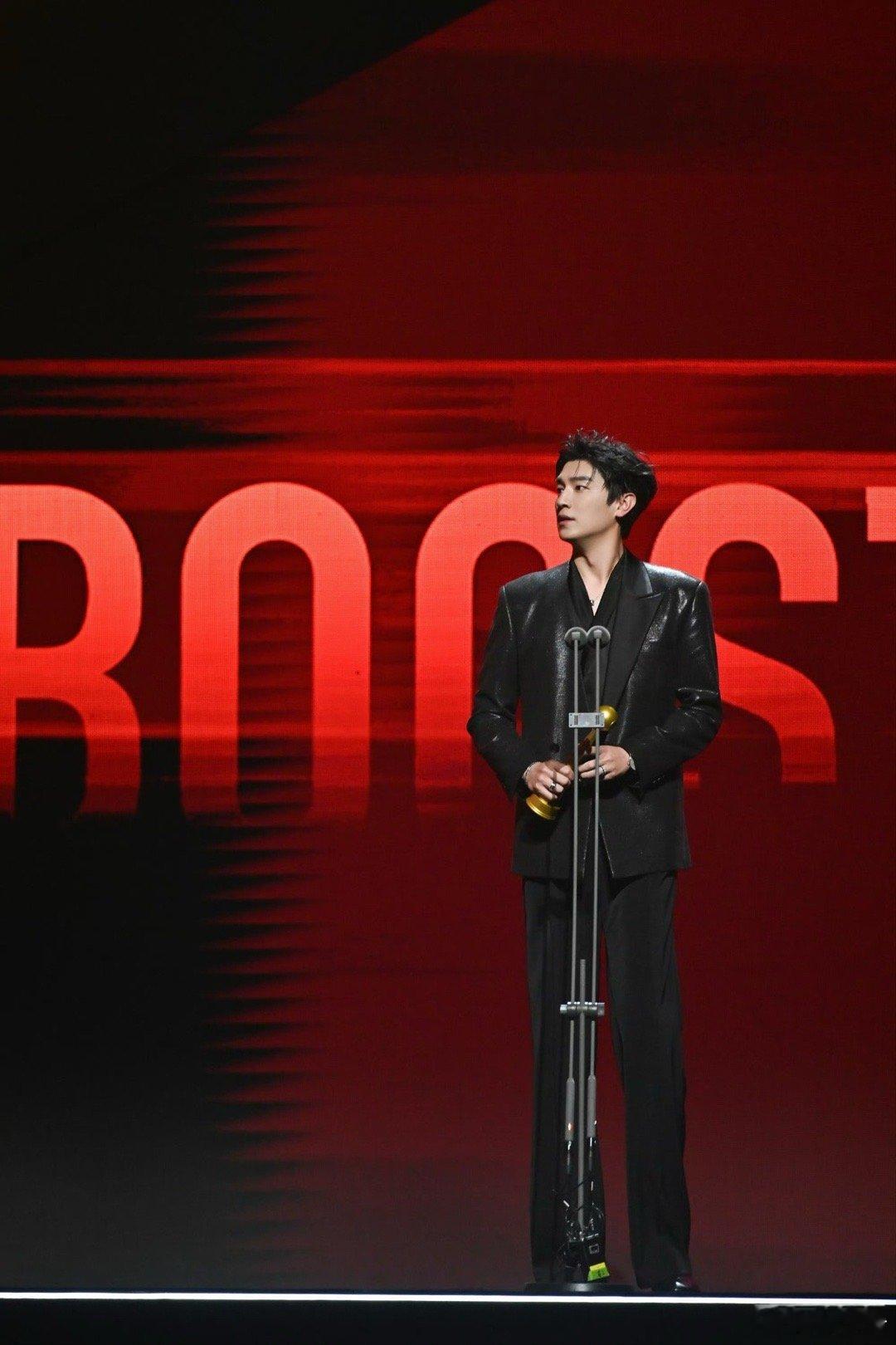 杨旭文领奖国外领完国内领实力派的高光时刻！杨旭文从国外领奖到国内拿奖无缝衔接，实