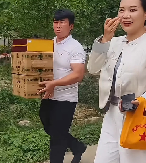 袁庆脑子确实灵活，没有大衣哥鼎力相助，反过来自己找事故，排演剧本，不仅有小鲜肉陪